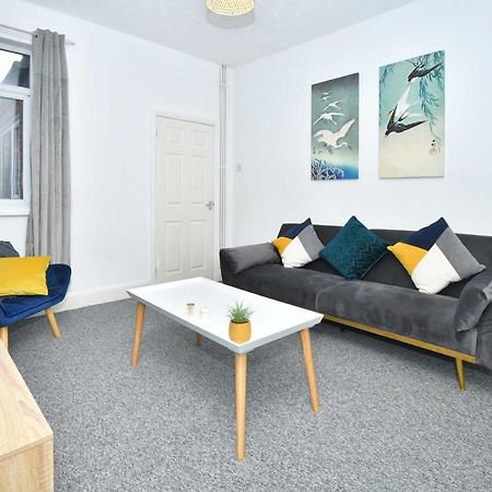 The Yellow Door By Avenew Management Serviced Accommodation Stoke-on-Trent Екстериор снимка