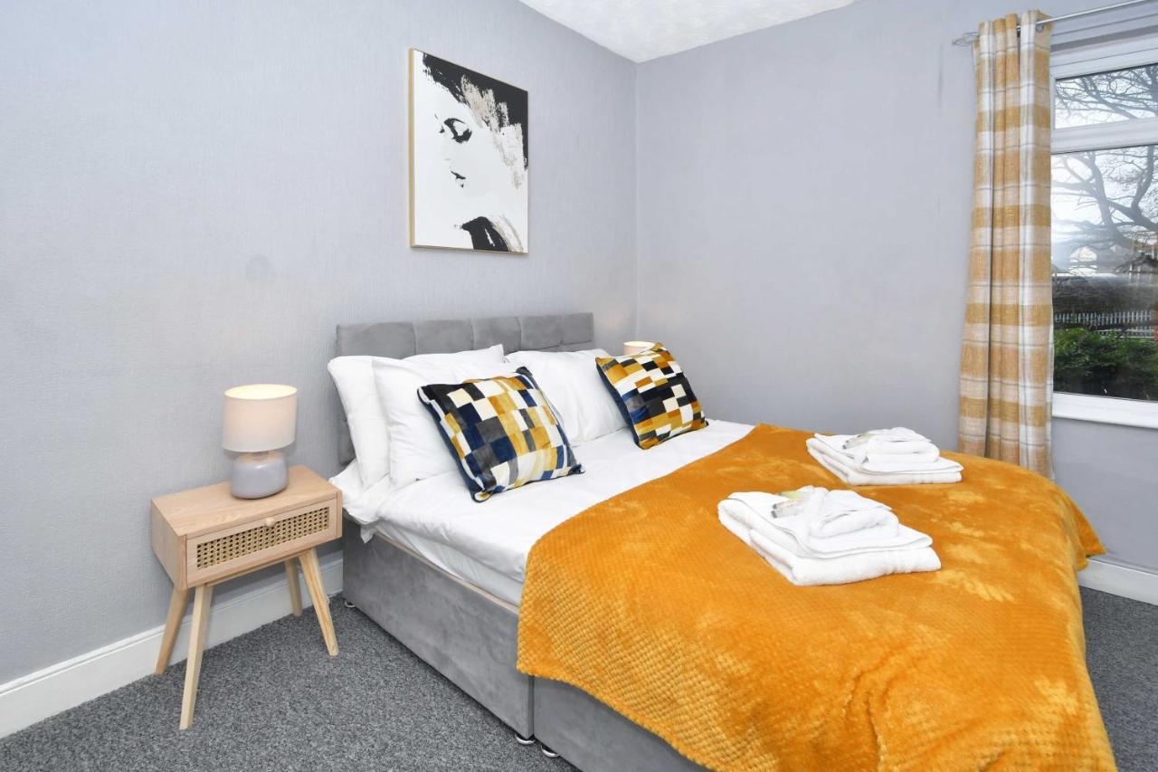 The Yellow Door By Avenew Management Serviced Accommodation Stoke-on-Trent Екстериор снимка