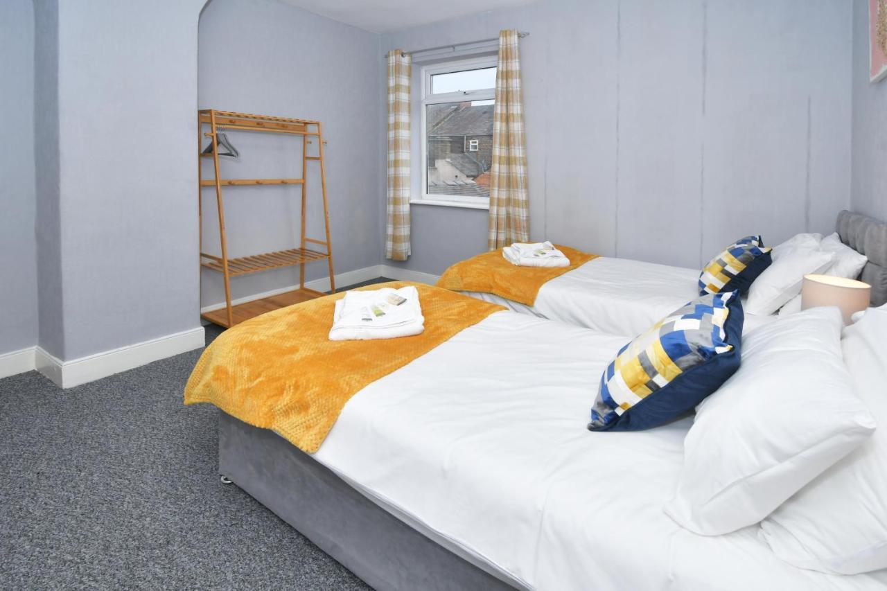The Yellow Door By Avenew Management Serviced Accommodation Stoke-on-Trent Екстериор снимка