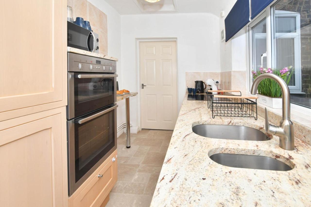 The Yellow Door By Avenew Management Serviced Accommodation Stoke-on-Trent Екстериор снимка