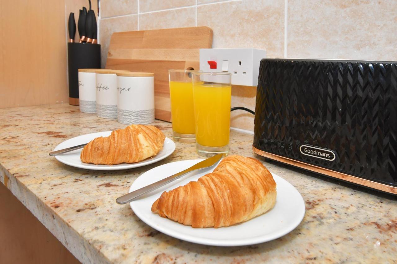 The Yellow Door By Avenew Management Serviced Accommodation Stoke-on-Trent Екстериор снимка