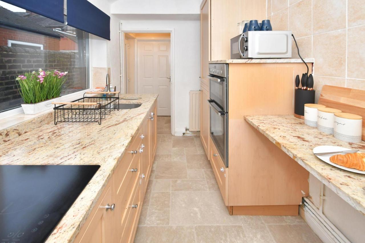The Yellow Door By Avenew Management Serviced Accommodation Stoke-on-Trent Екстериор снимка