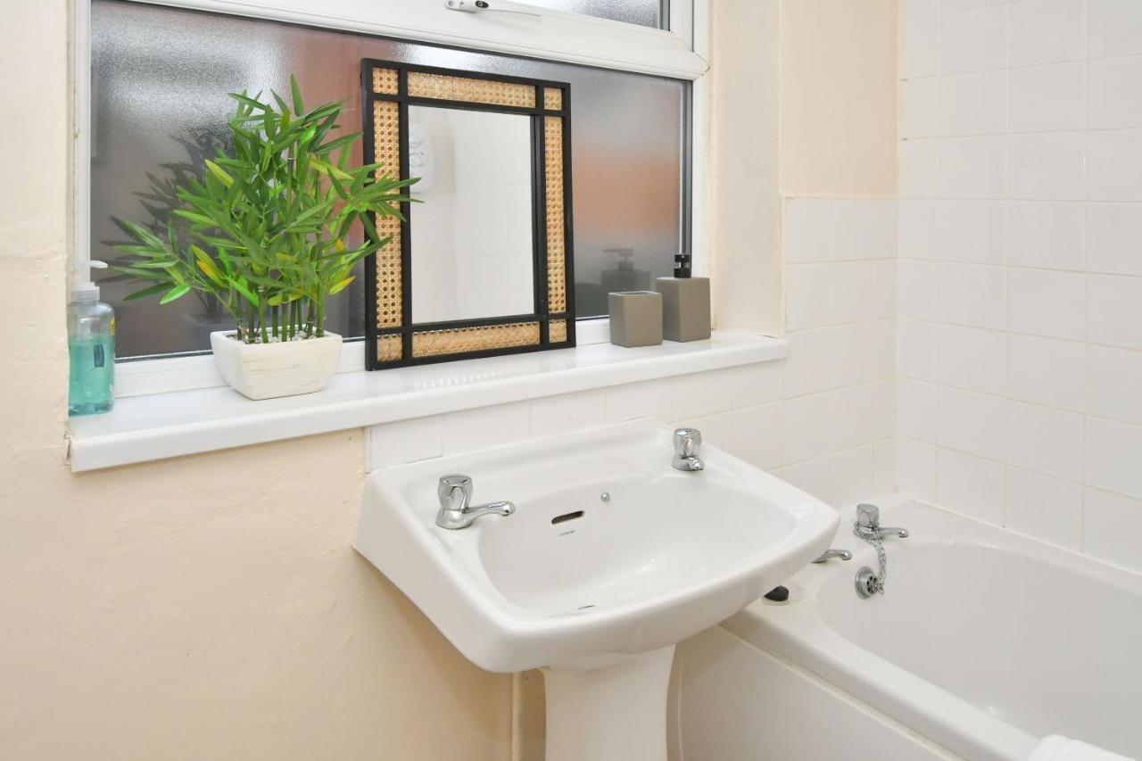 The Yellow Door By Avenew Management Serviced Accommodation Stoke-on-Trent Екстериор снимка