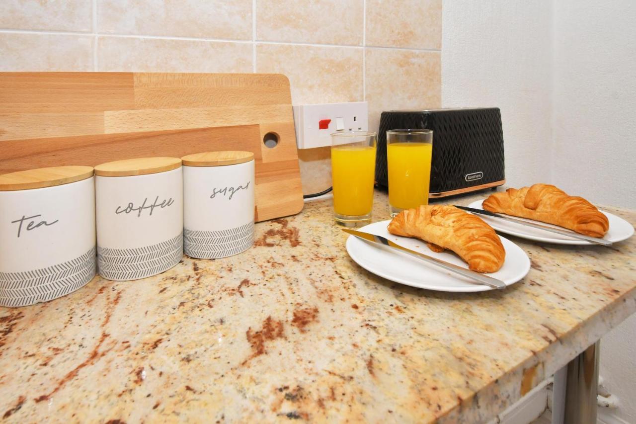 The Yellow Door By Avenew Management Serviced Accommodation Stoke-on-Trent Екстериор снимка