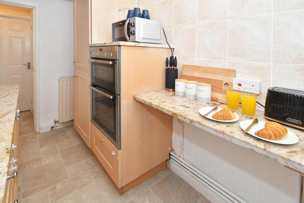 The Yellow Door By Avenew Management Serviced Accommodation Stoke-on-Trent Екстериор снимка